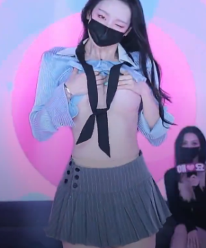 Mscrew33 lộ vú trong chương trình Kbjfan