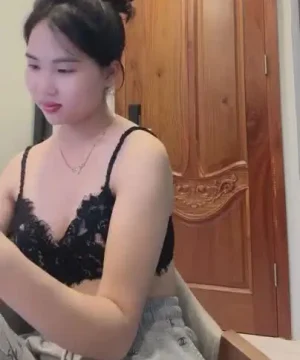 Idol tiktok Hoàng Thảo 2003 lột đồ khoe bánh bao